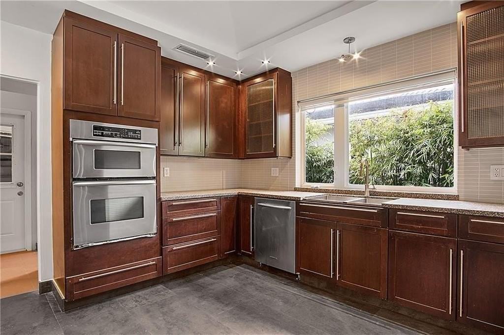 551 Ne 53rd St - Photo 7 of 25