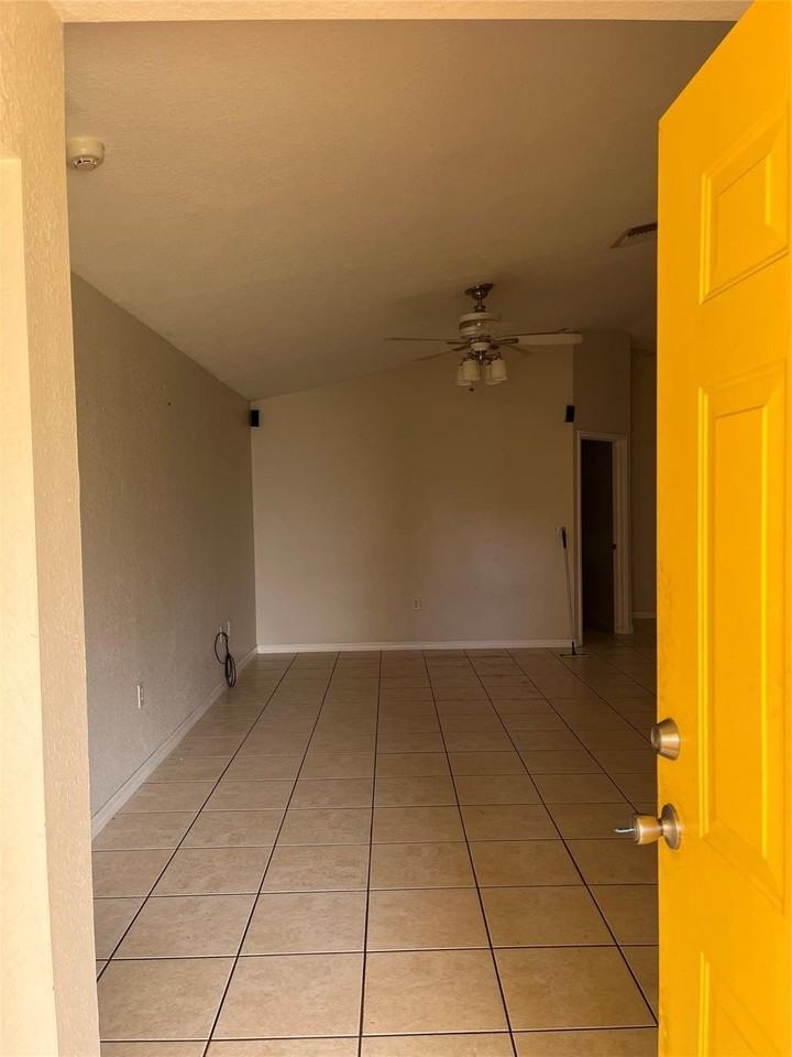 3049 Se 38th Ave - Photo 2 of 4