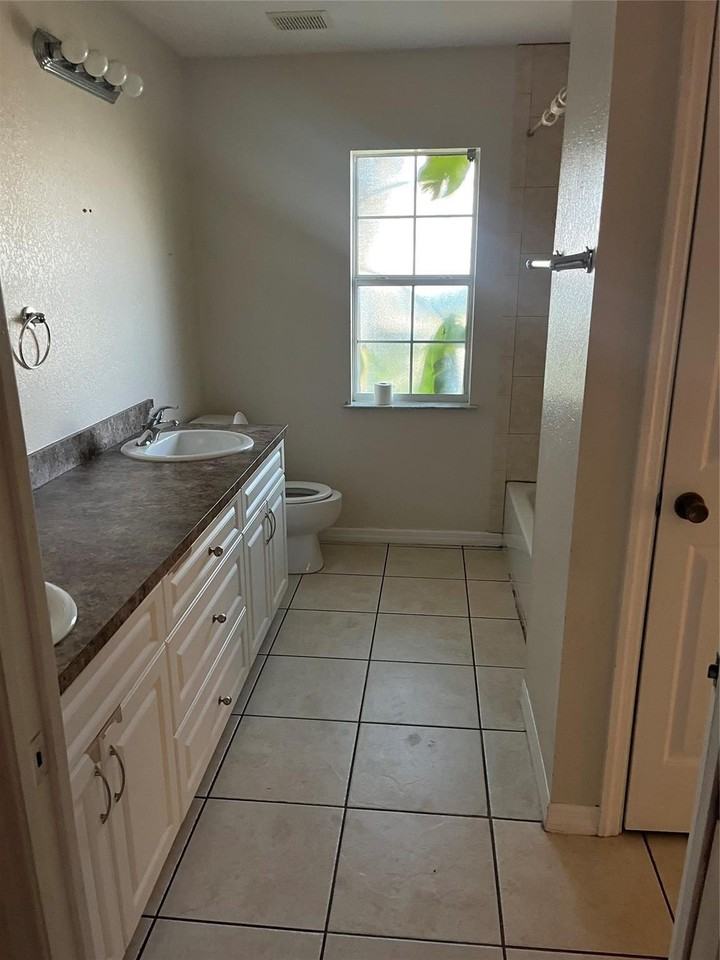 3049 Se 38th Ave - Photo 3 of 4