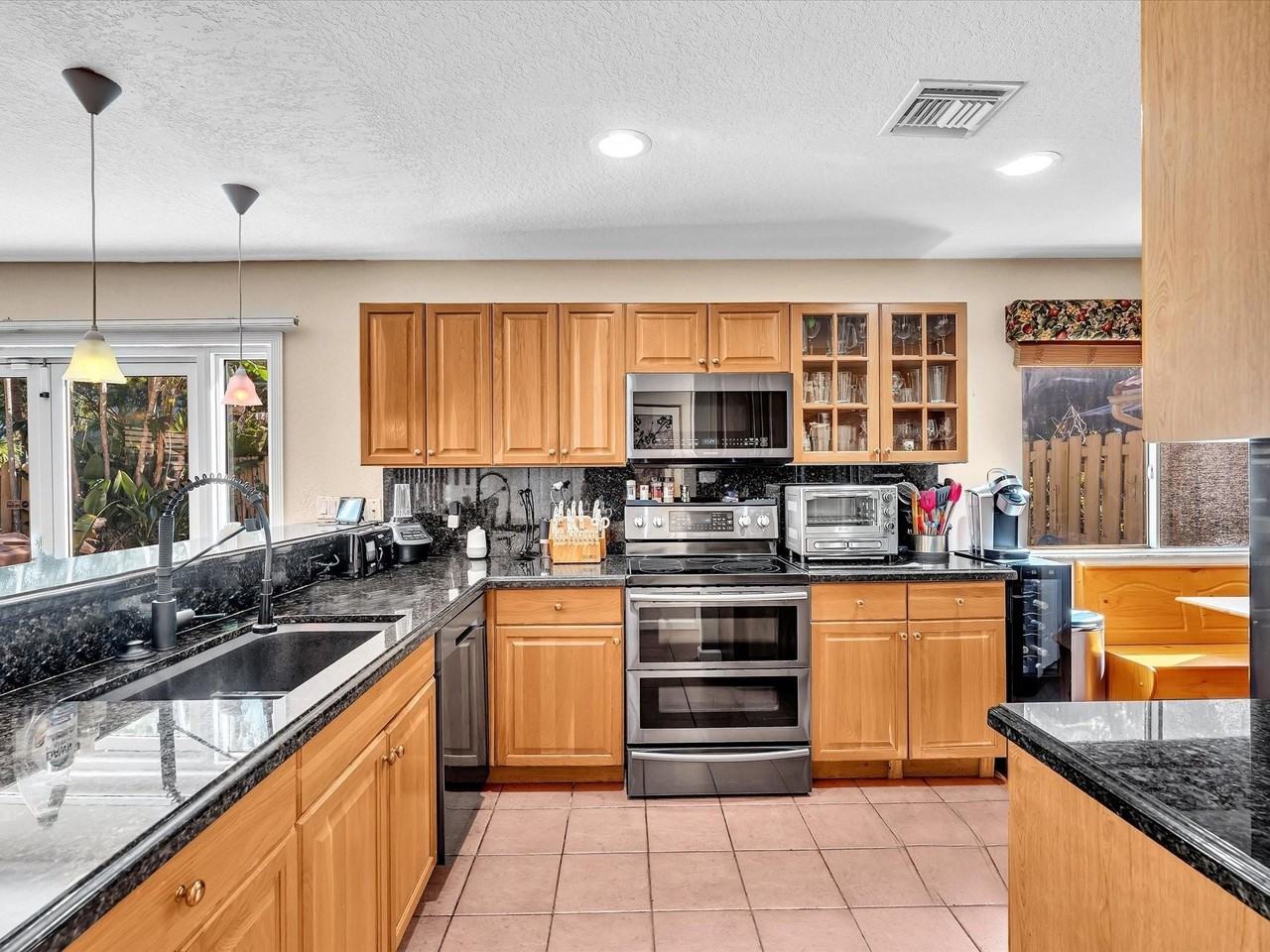 1449 Banyan Cir - Photo 4 of 40