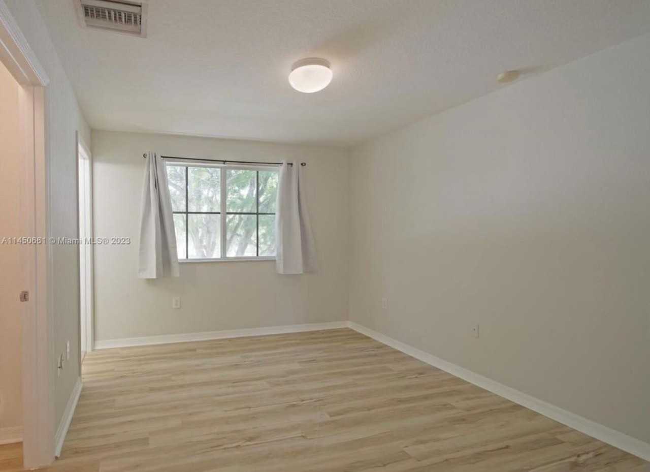 6030 Sw 19th Pl - Photo 5 of 12