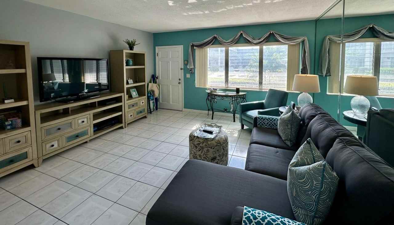 1001 Ne 8th Ave #102 - Photo 4 of 22