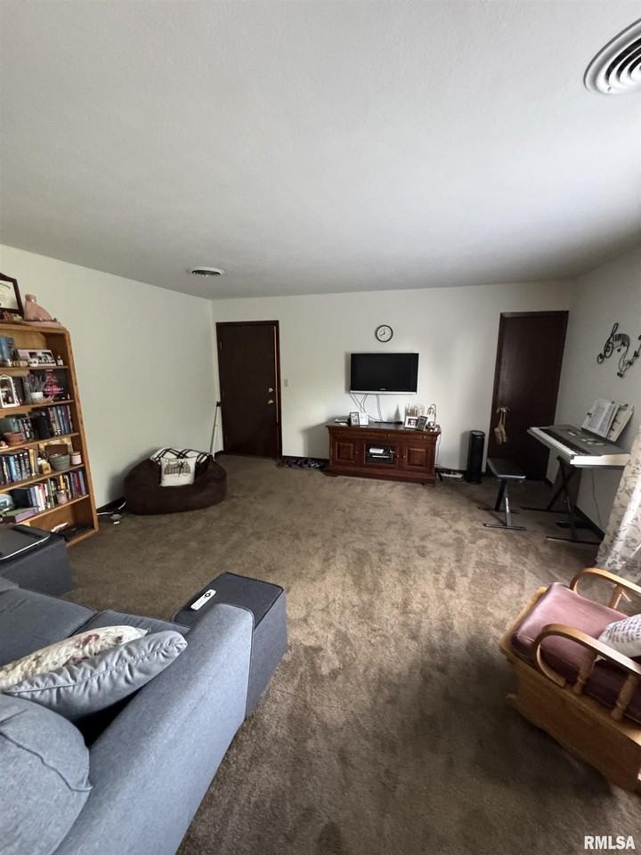 300 S 4th St #B - Photo 3 of 8