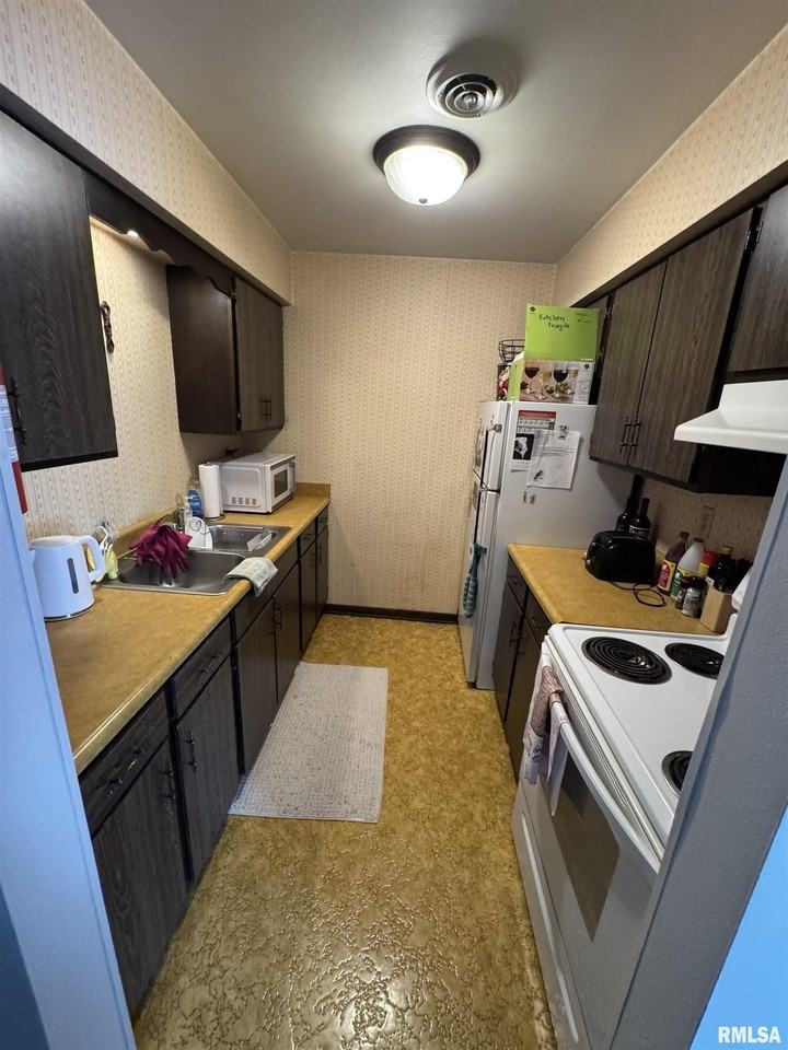 300 S 4th St #B - Photo 5 of 8