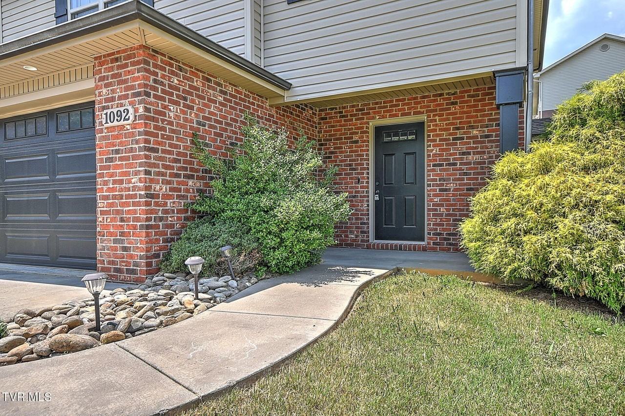 1092 Aberlea Valley Cir - Photo 2 of 41