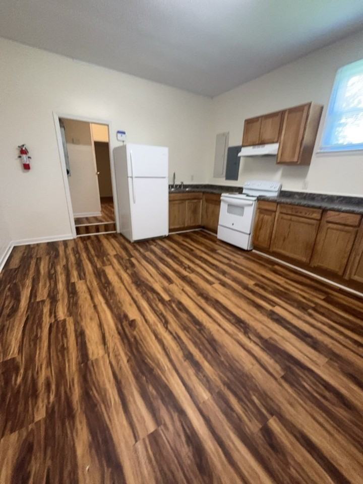 512 W Maple St - Photo 2 of 16