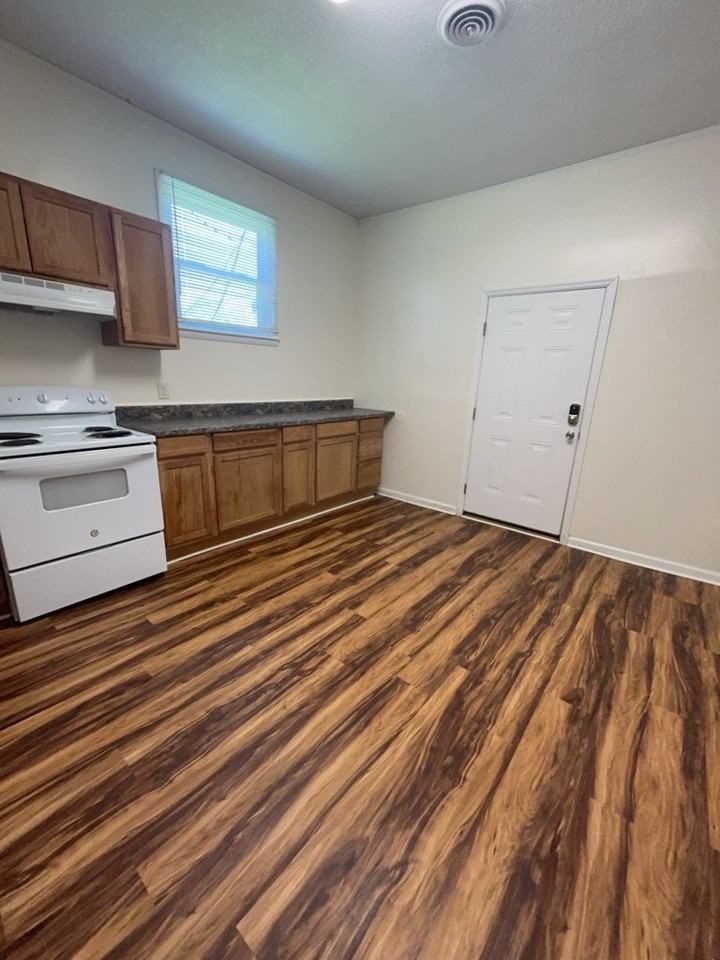 512 W Maple St - Photo 3 of 16