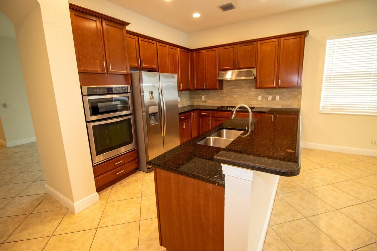 8253 Nw 118th Way - Photo 4 of 25