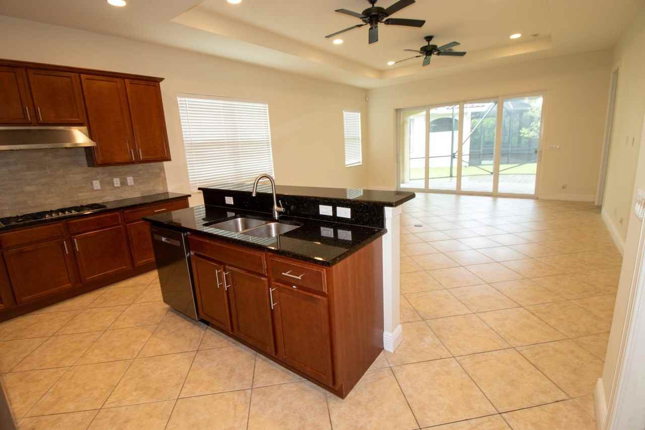 8253 Nw 118th Way - Photo 5 of 25