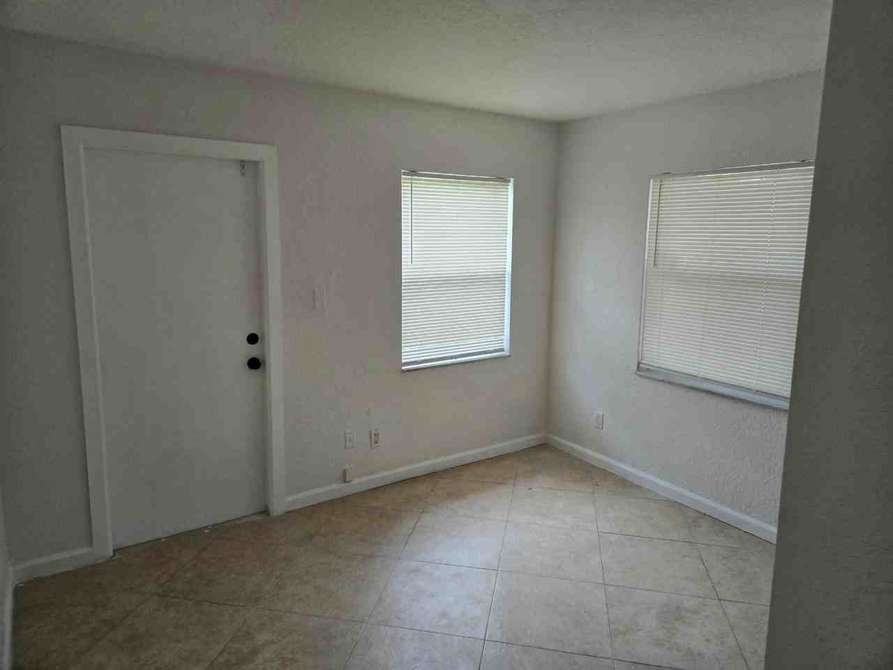 10207 Nw 82nd St - Photo 4 of 17