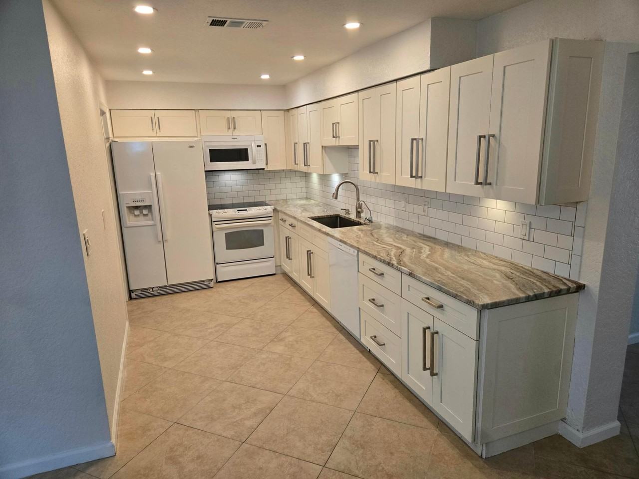 10207 Nw 82nd St - Photo 5 of 17