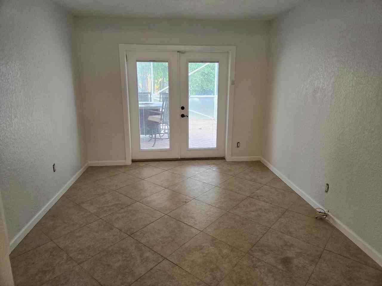 10207 Nw 82nd St - Photo 6 of 17