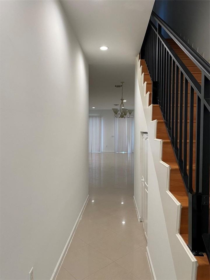 230 N G St - Photo 2 of 20