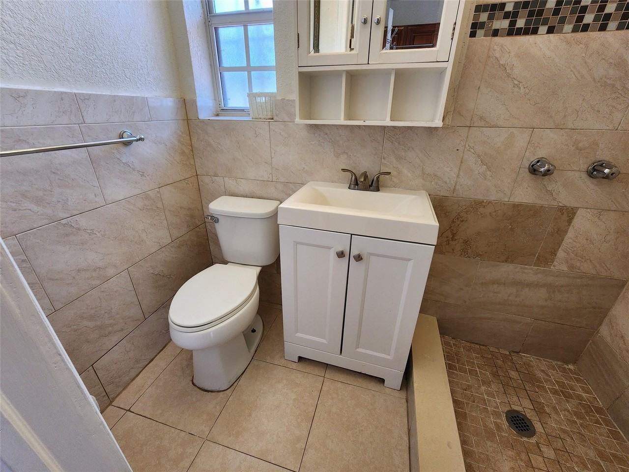 1570 Ne 159th St - Photo 7 of 18