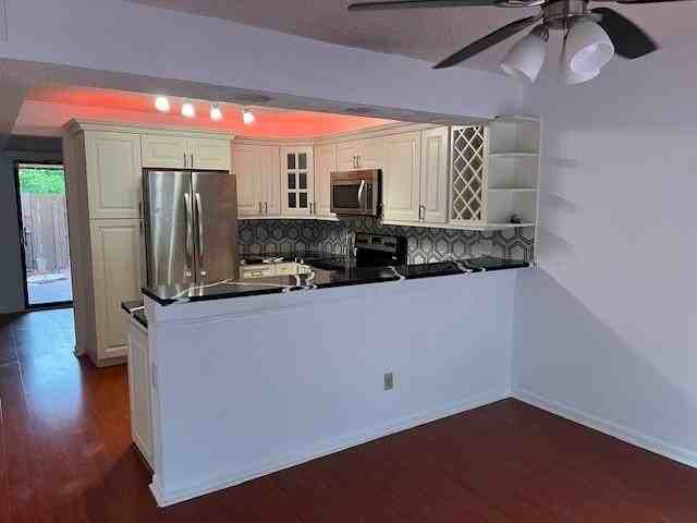 1745 Coral Ave - Photo 6 of 34