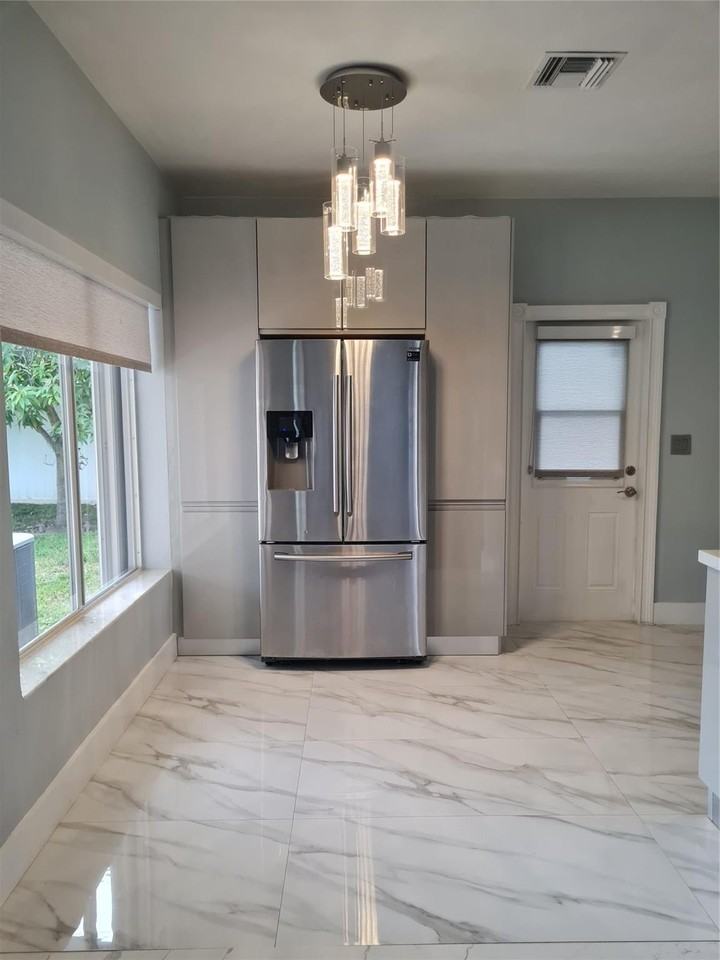 906 Ne 3rd St - Photo 5 of 34