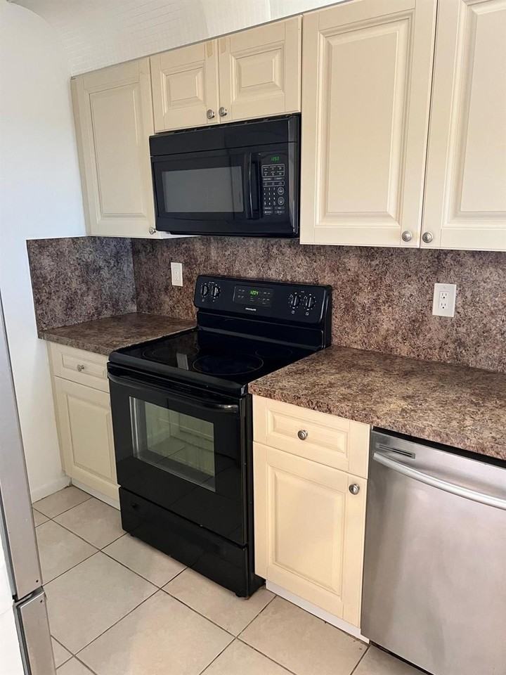 1040 Twin Lakes Dr #1040 - Photo 5 of 16