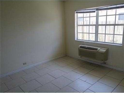 724 Truman St - Photo 2 of 4