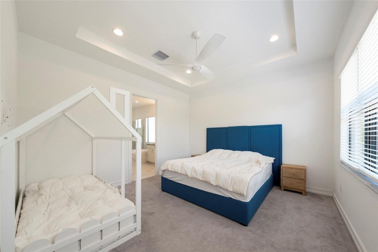 11843 Sw 13th Ct - Photo 4 of 37