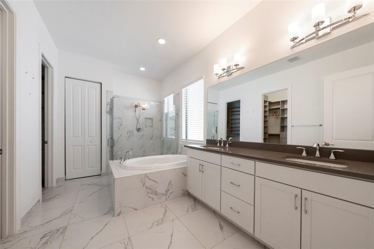 11843 Sw 13th Ct - Photo 6 of 37