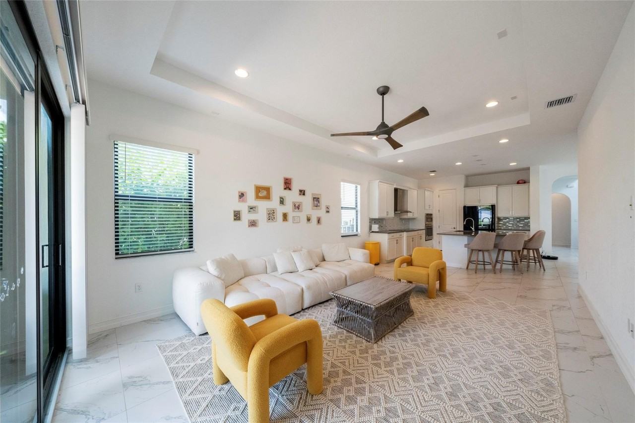 11843 Sw 13th Ct - Photo 7 of 37