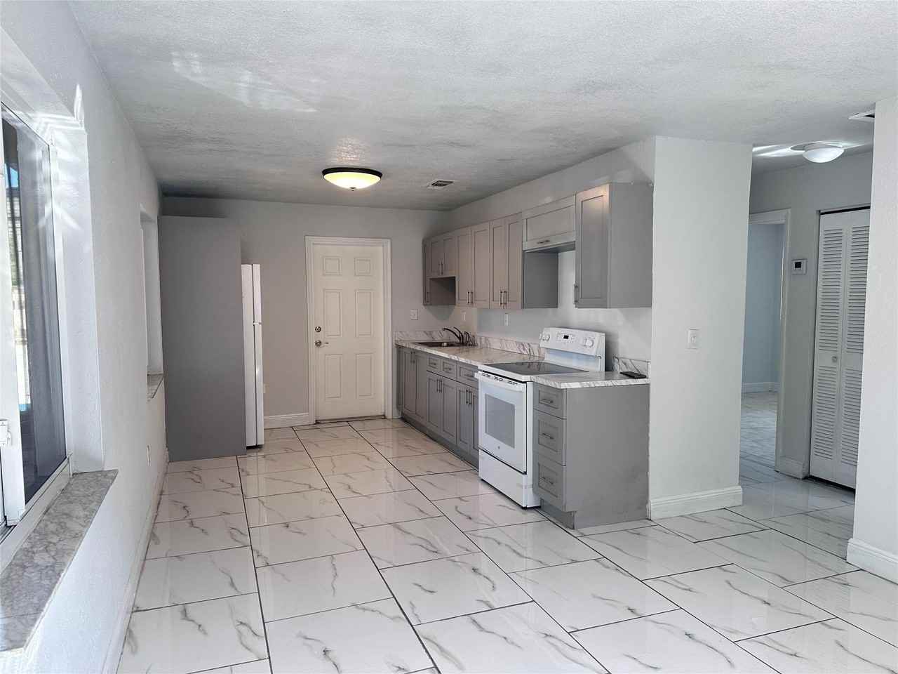410 Nw 33rd St - Photo 4 of 9