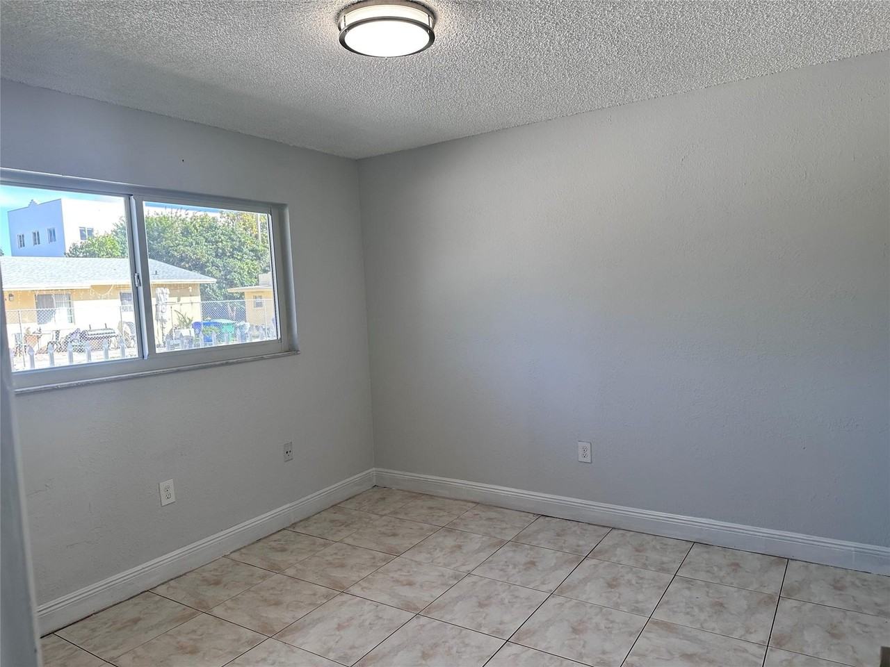 410 Nw 33rd St - Photo 6 of 9