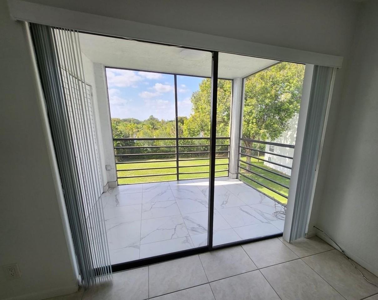 9235 SW 8th 402 Street #402 - Photo 5 of 37