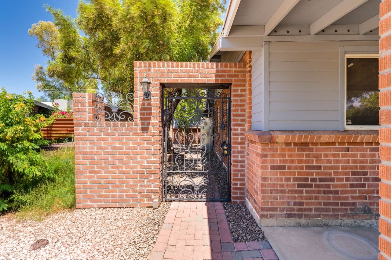 2724 N Gill Ave #B - Photo 5 of 38