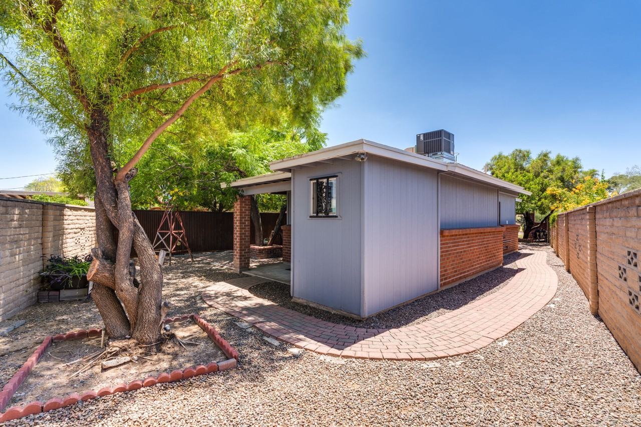 2724 N Gill Ave #B - Photo 6 of 38