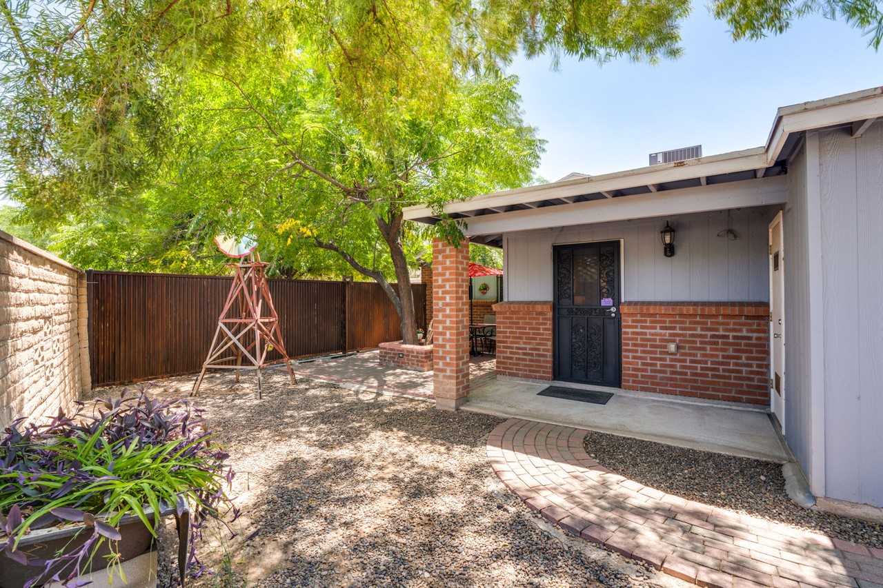 2724 N Gill Ave #B - Photo 7 of 38