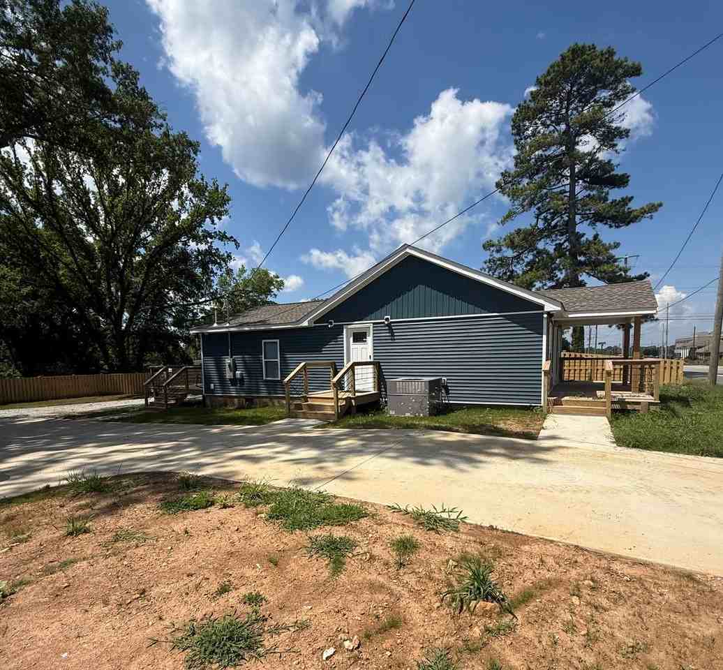 2108 Veterans Dr - Photo 3 of 36