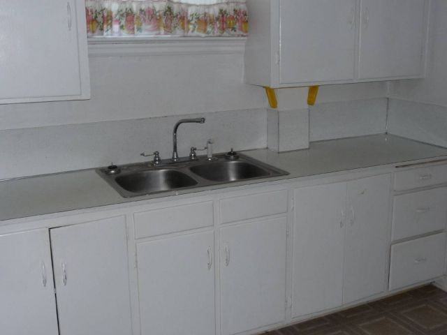 711 1/2 Howard Ave #2 - Photo 3 of 7