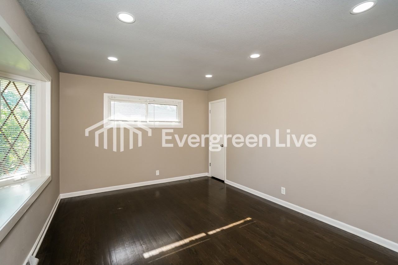 8833 W Douglas Ave - Photo 2 of 15