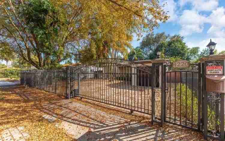 4220 Sw 13th St - Photo 7 of 15