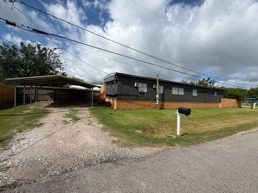 403 Avenue E