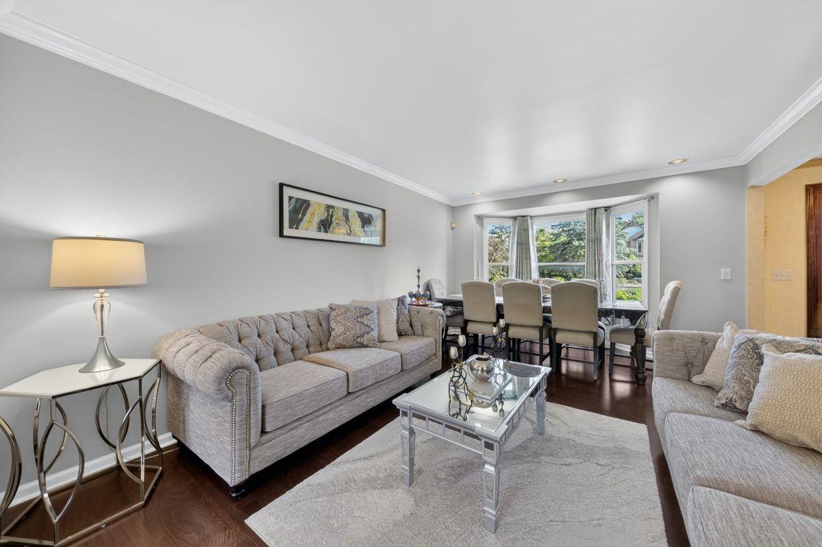 30118 Kingsway Dr - Photo 2 of 4