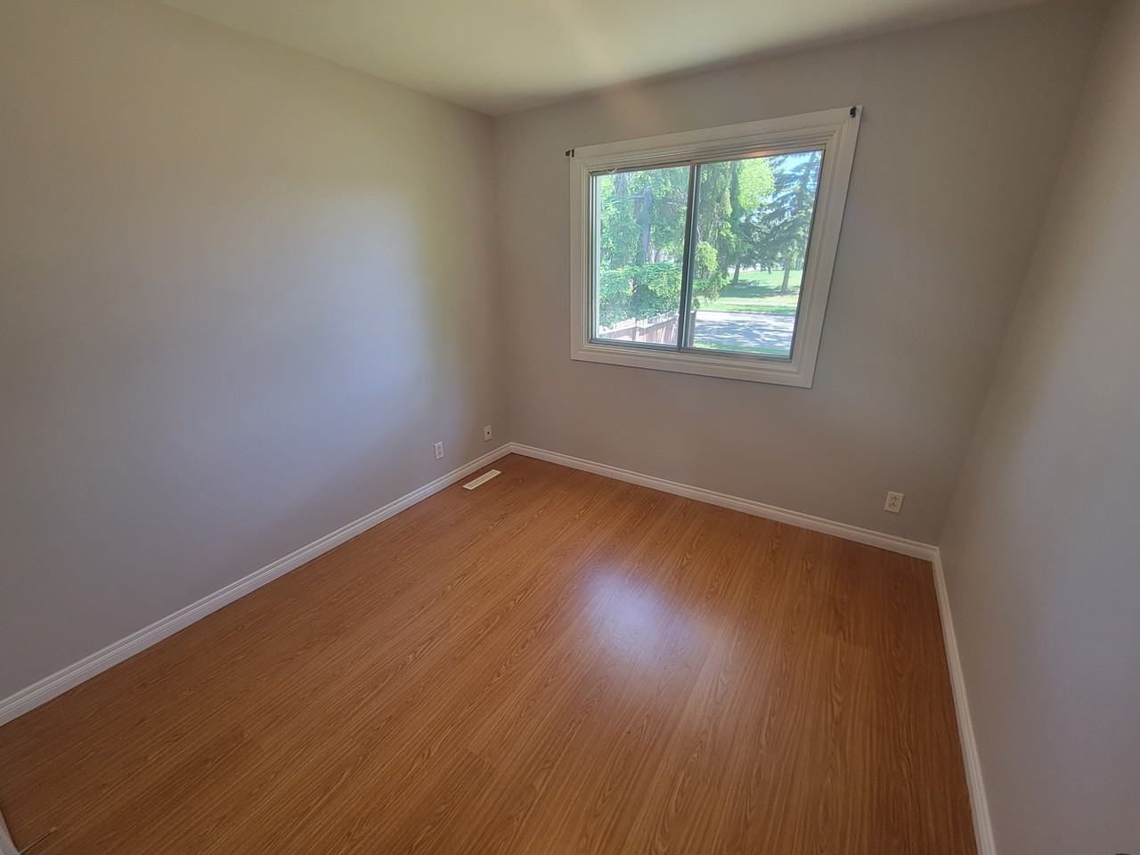 9122 150 St Nw - Photo 7 of 20