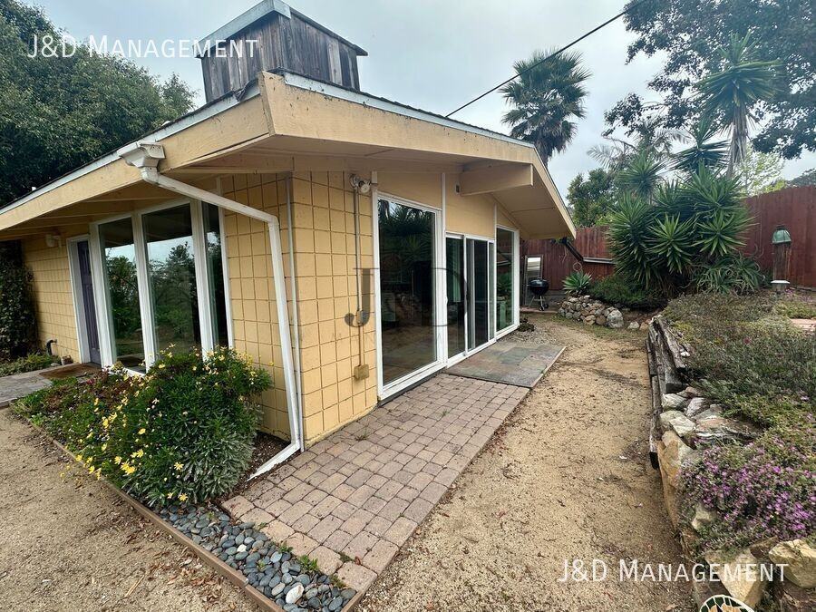 2031 Crest Dr - Photo 4 of 15