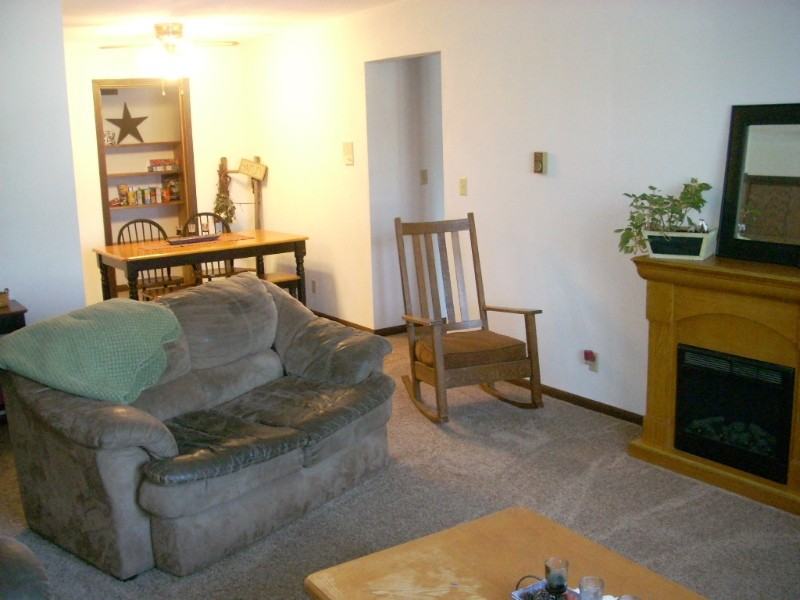 425 W Maine St - Photo 3 of 13