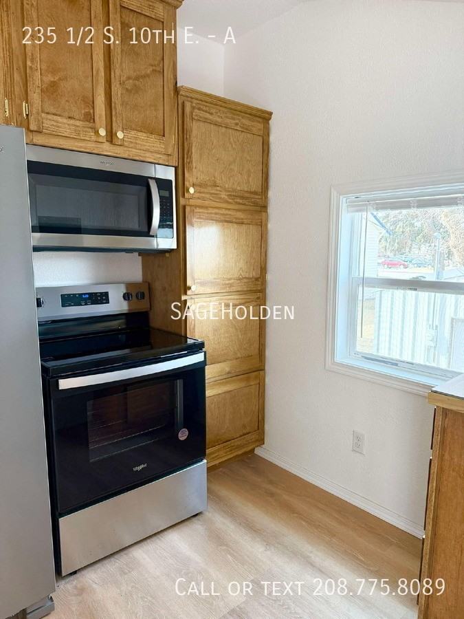 235 1/2 S 10th E #A - Photo 2 of 18