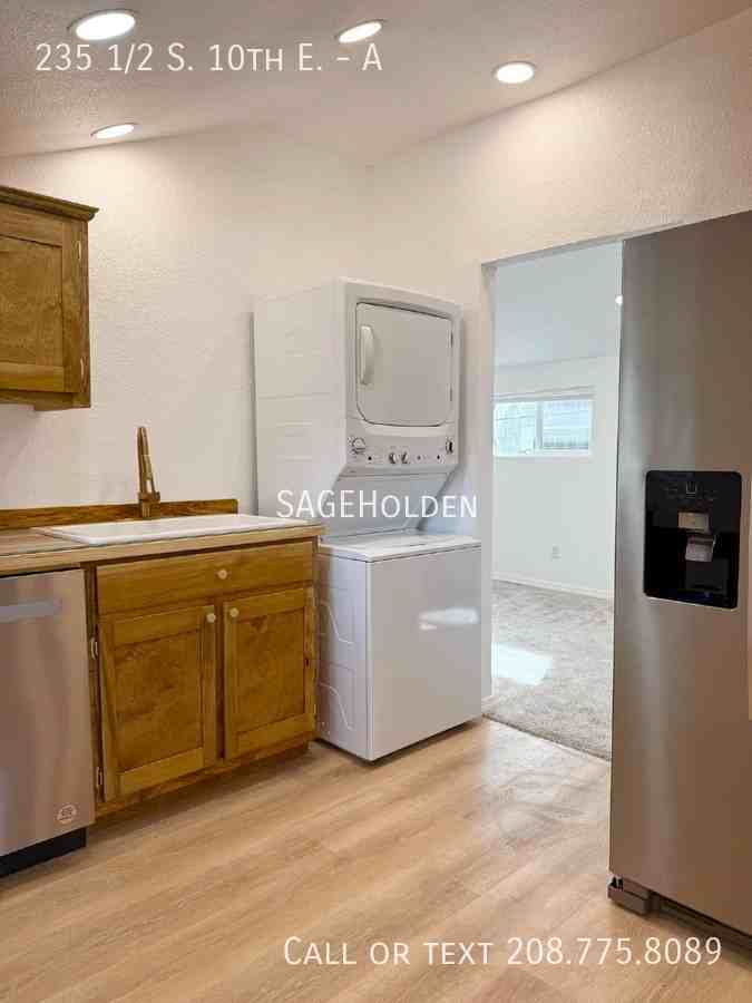 235 1/2 S 10th E #A - Photo 3 of 18