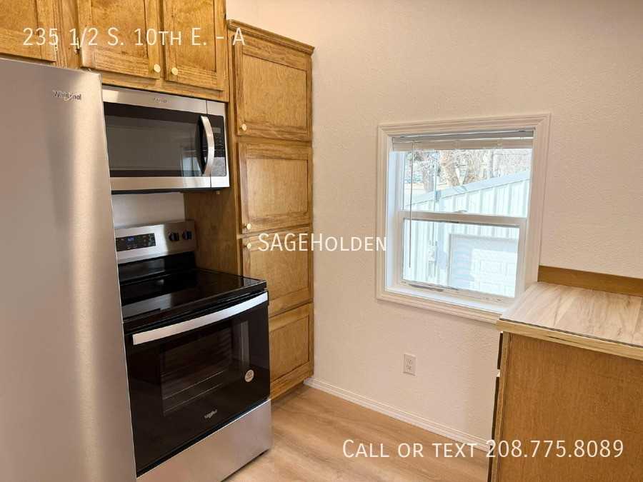 235 1/2 S 10th E #A - Photo 5 of 18