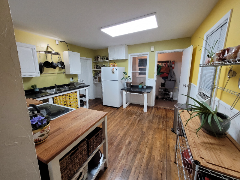 617 E 9th St #B - Photo 3 of 6