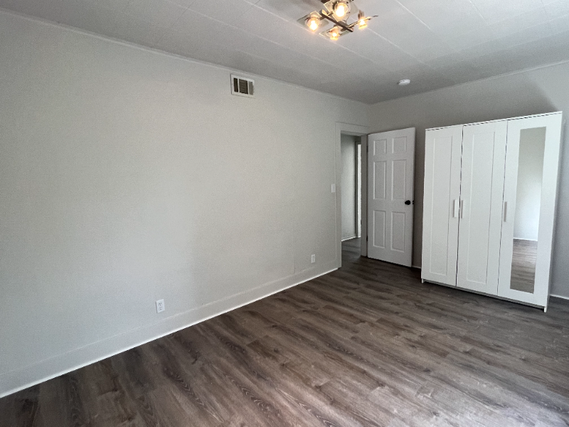 5543 25th Ave Ne - Photo 6 of 21
