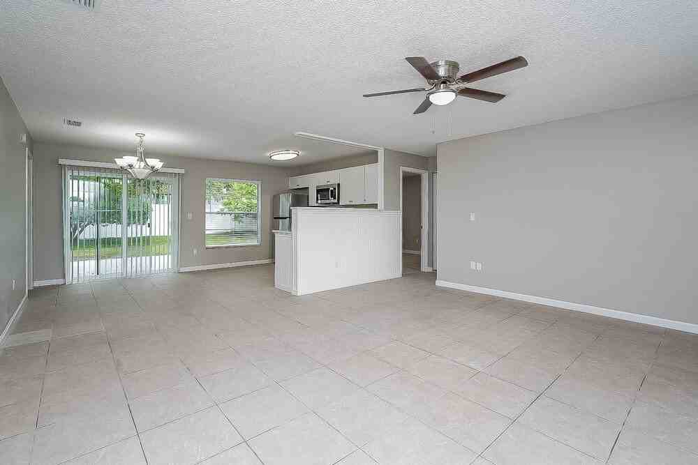 1070 Bridlewood Way - Photo 4 of 16