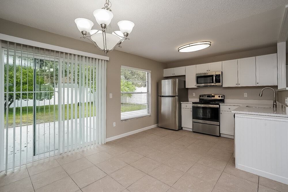 1070 Bridlewood Way - Photo 6 of 16