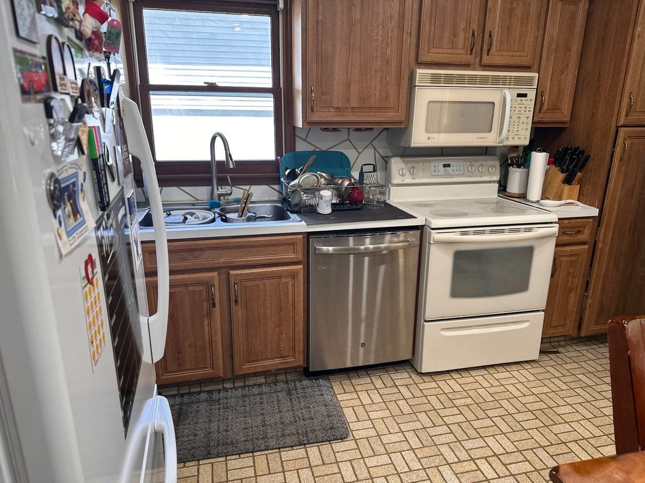 7411 S 89th St - Photo 5 of 37