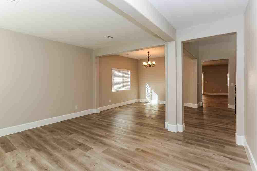 7649 Heavenly Peak St - Photo 4 of 20