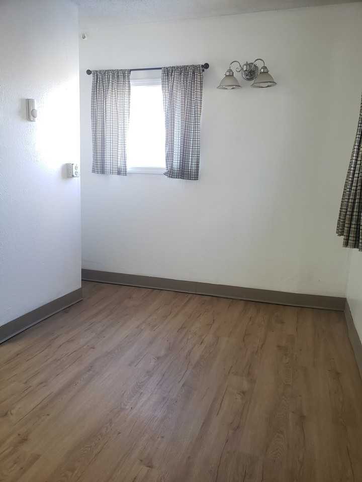 1128 Hess Ave #XX - Photo 4 of 7